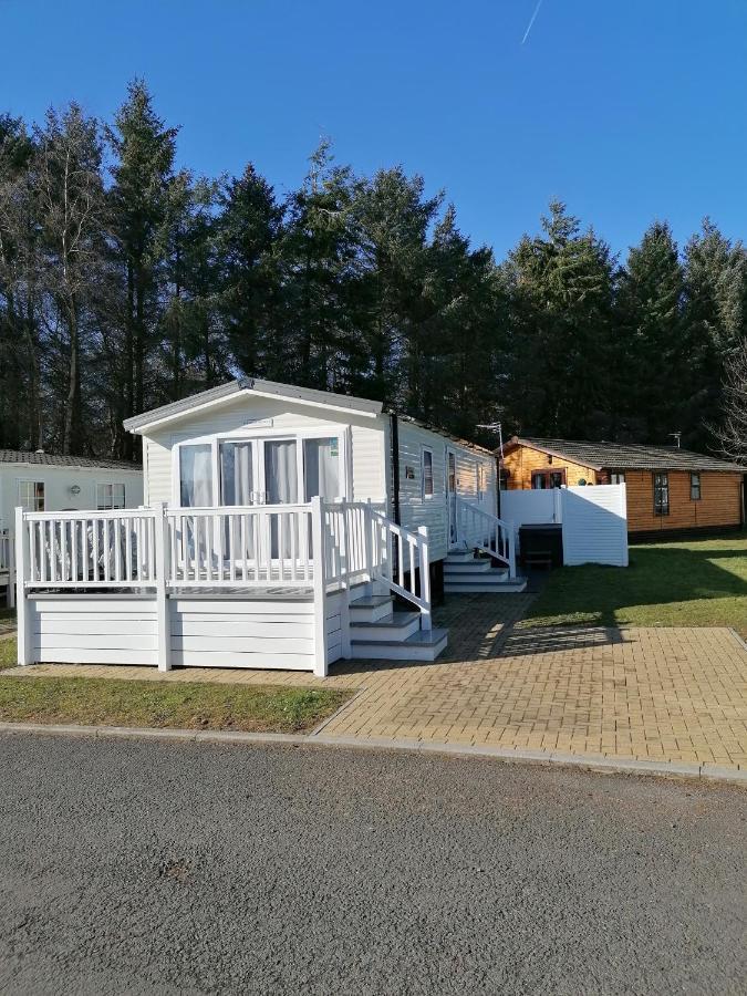 The Kalos Retreat - Hot Tub Lodge With Free 18 Hole Golf Course Swarland Buitenkant foto